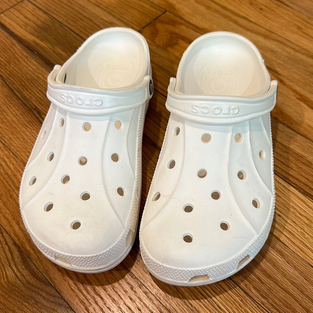 W12/M10 White Crocs